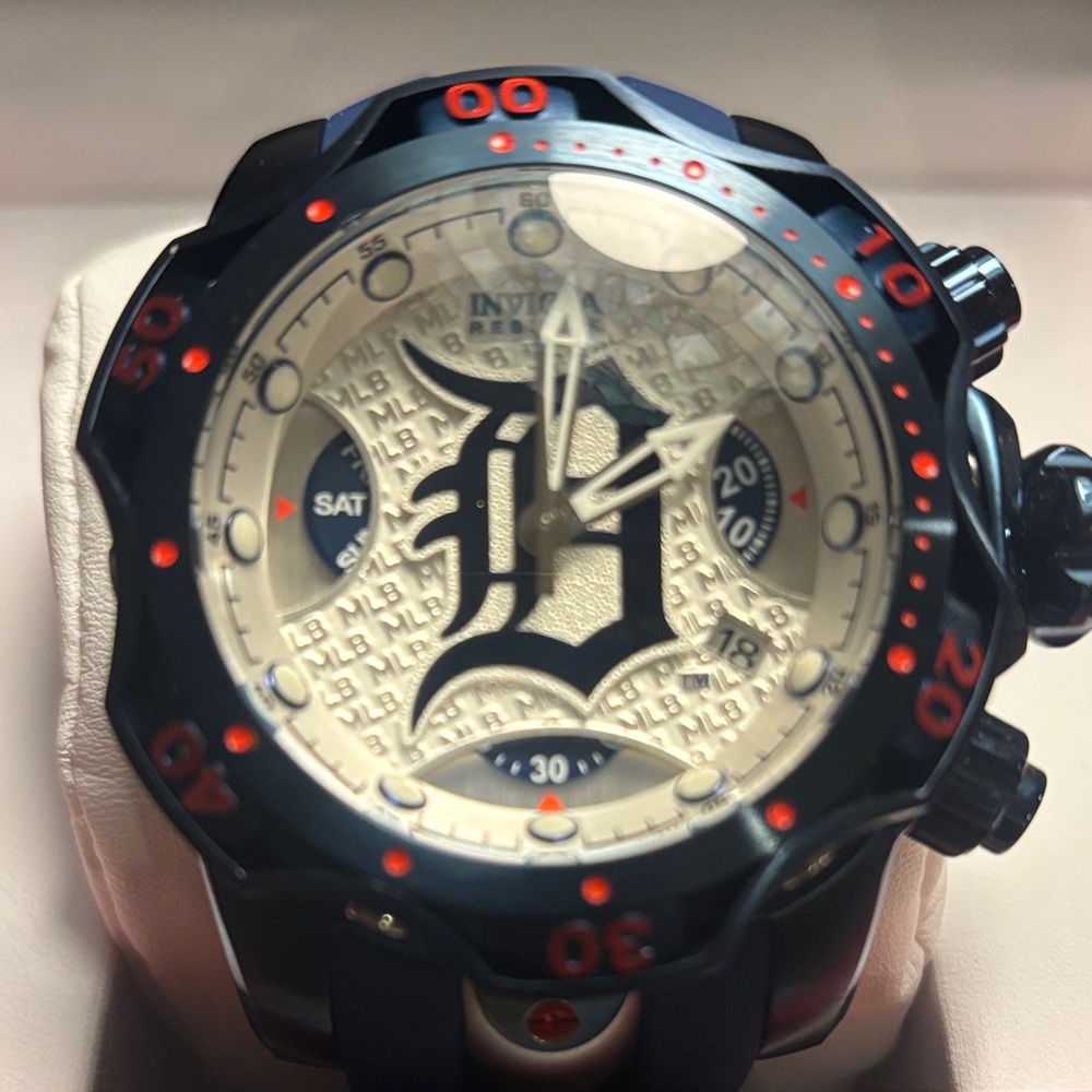 Invicta MLB Watch with Blue and Red Details - Picture 2 of 6